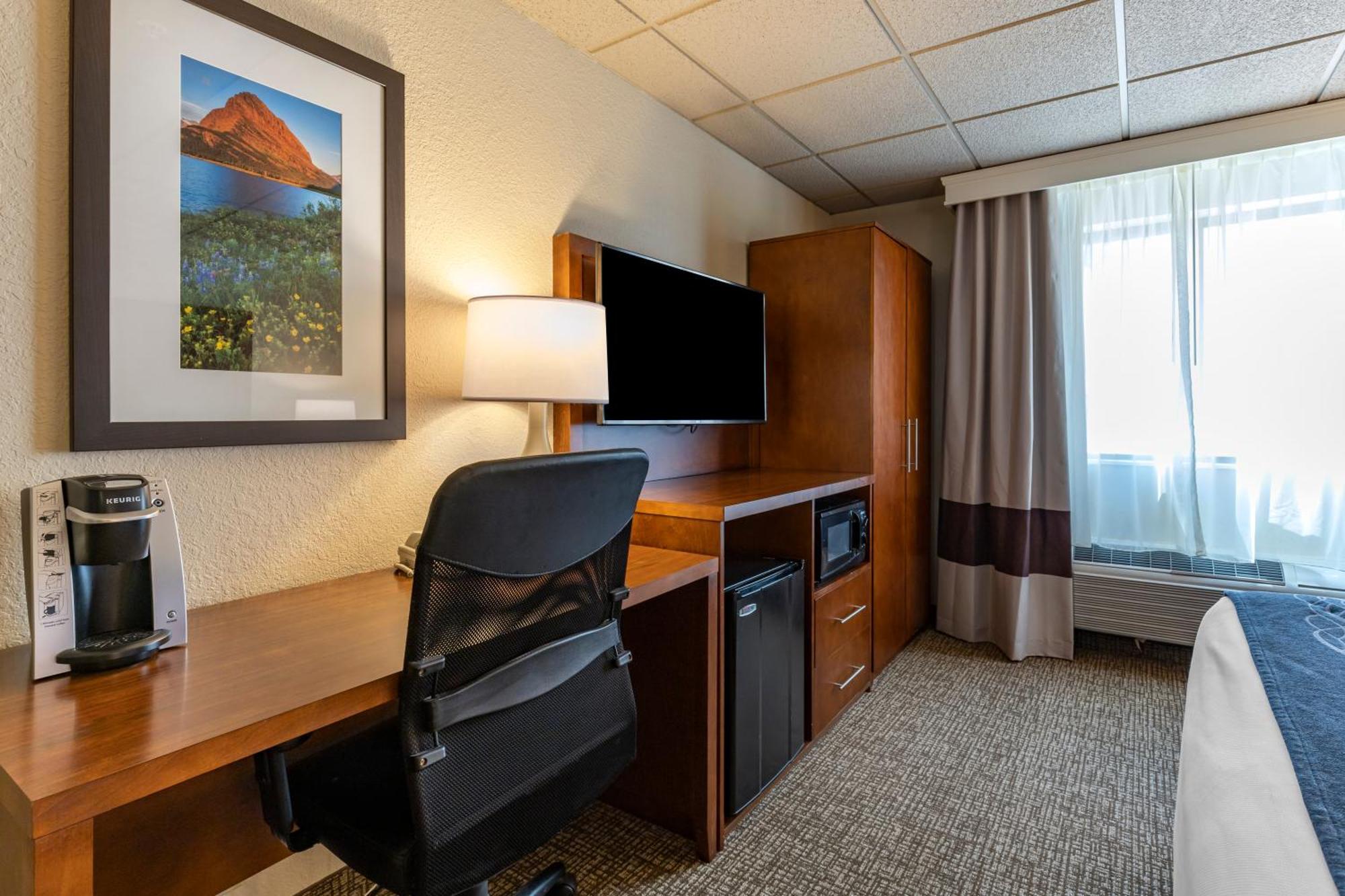 Comfort Inn & Suites Gateway To Glacier National Park Шелби Екстериор снимка