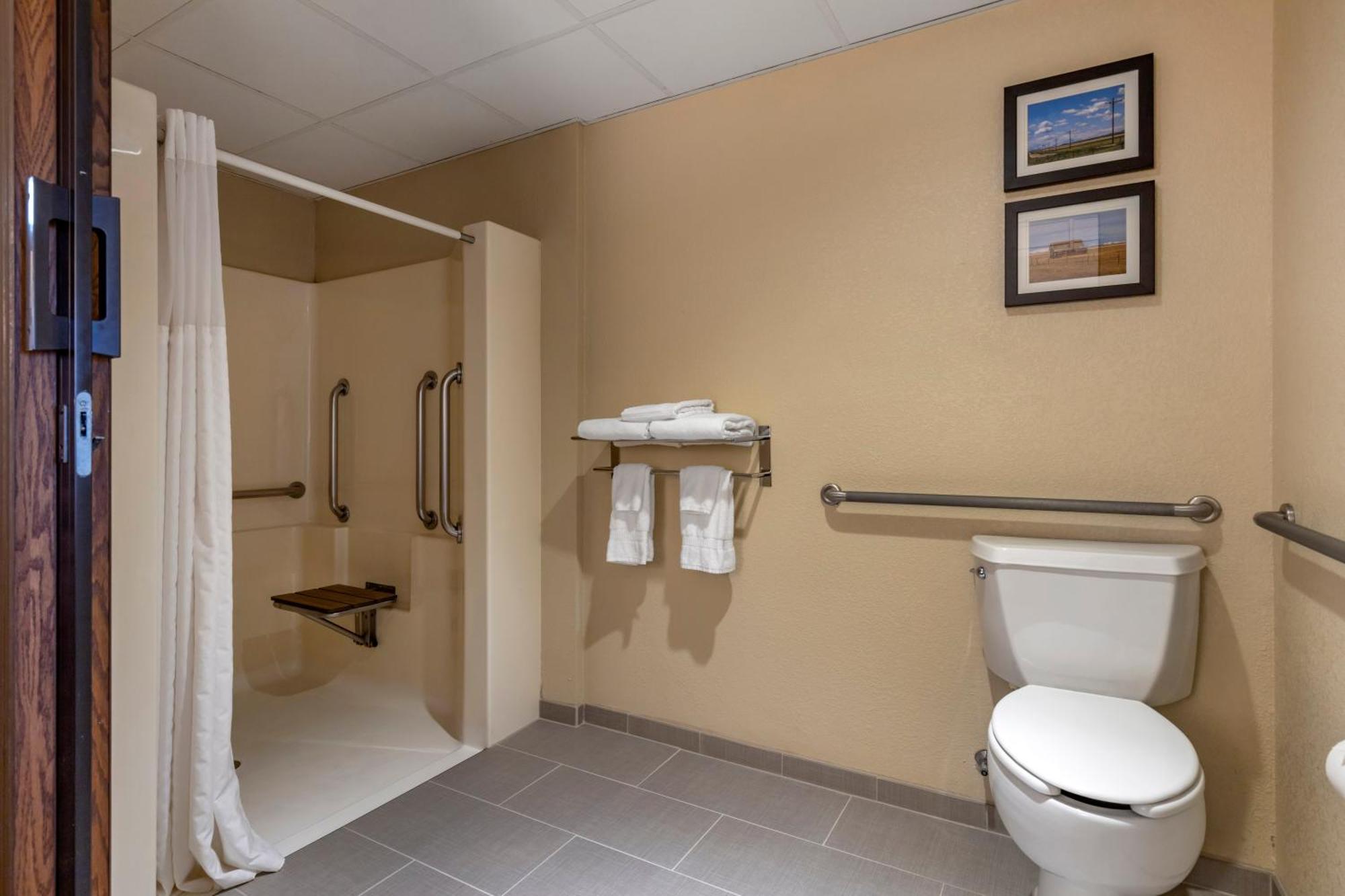 Comfort Inn & Suites Gateway To Glacier National Park Шелби Екстериор снимка