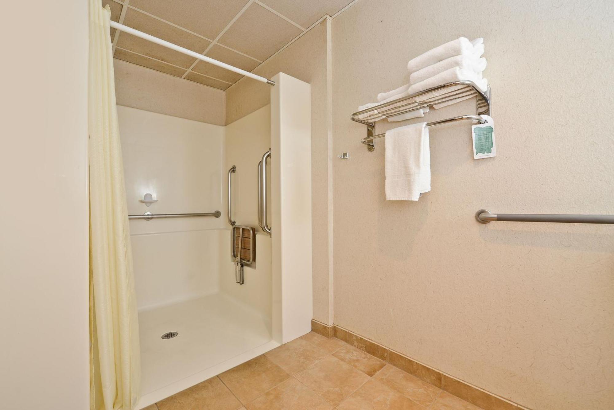 Comfort Inn & Suites Gateway To Glacier National Park Шелби Екстериор снимка