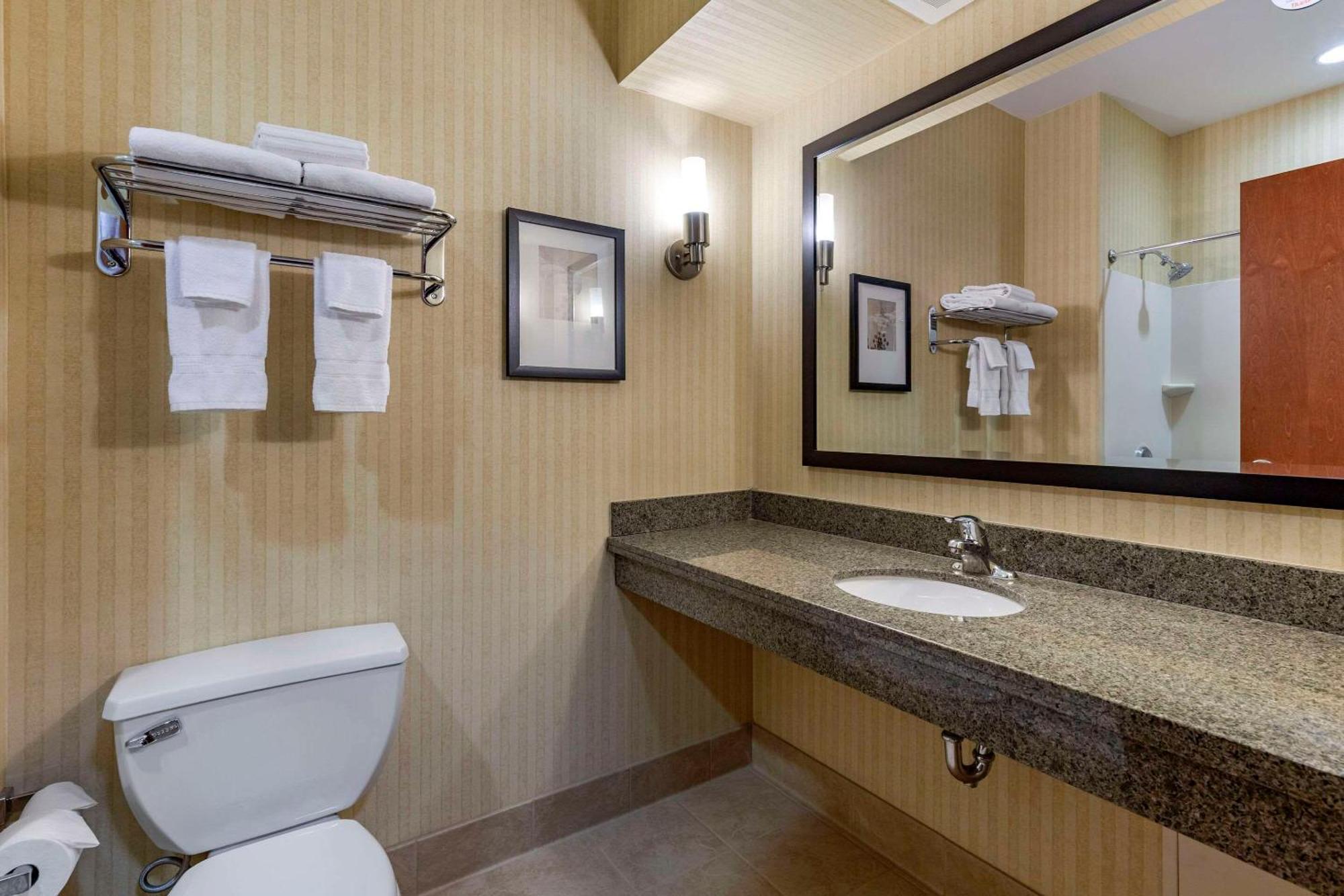 Comfort Inn & Suites Gateway To Glacier National Park Шелби Екстериор снимка