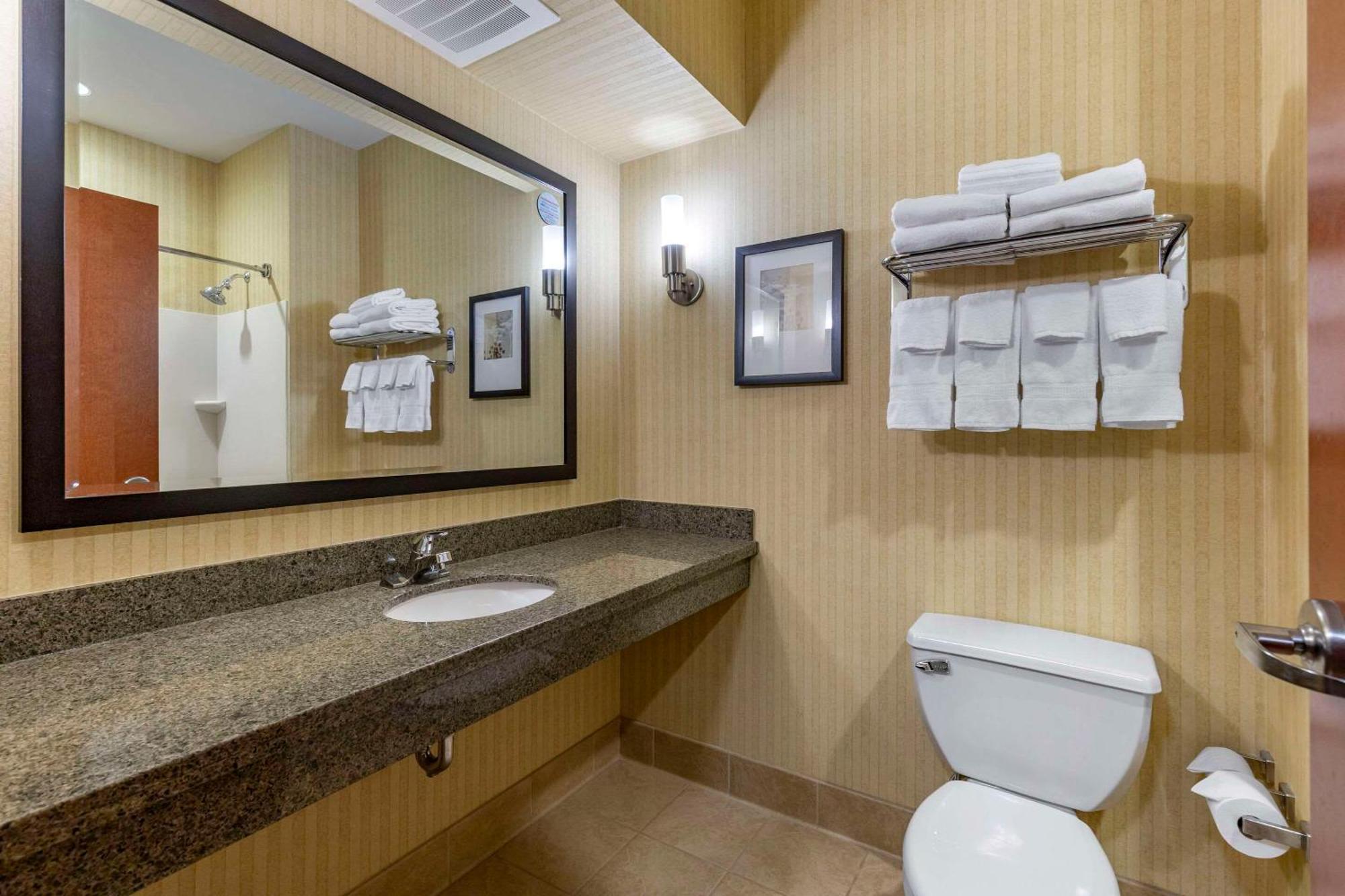 Comfort Inn & Suites Gateway To Glacier National Park Шелби Екстериор снимка