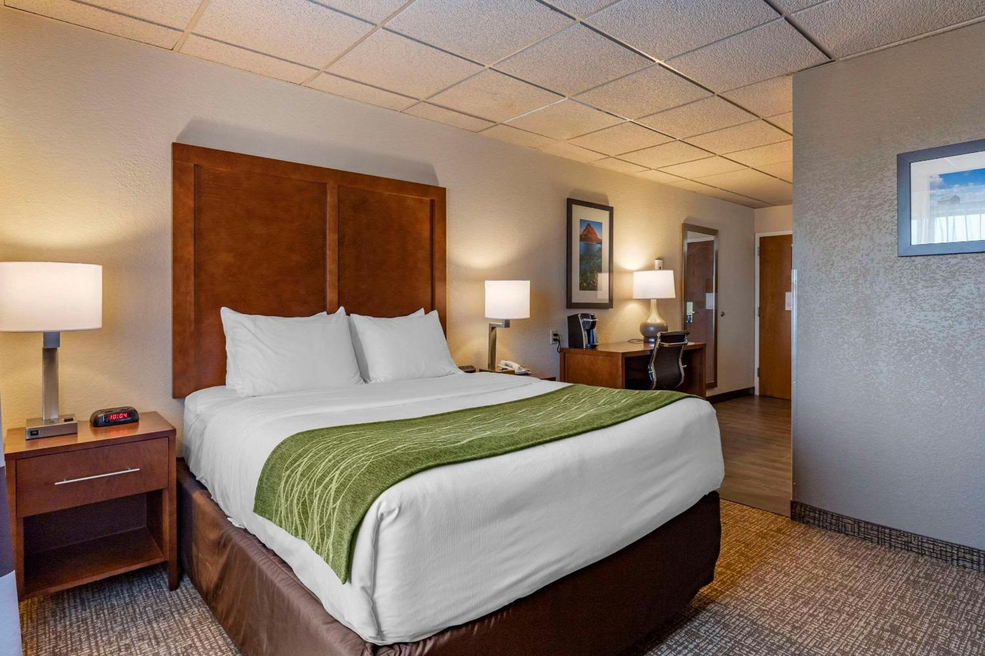 Comfort Inn & Suites Gateway To Glacier National Park Шелби Екстериор снимка