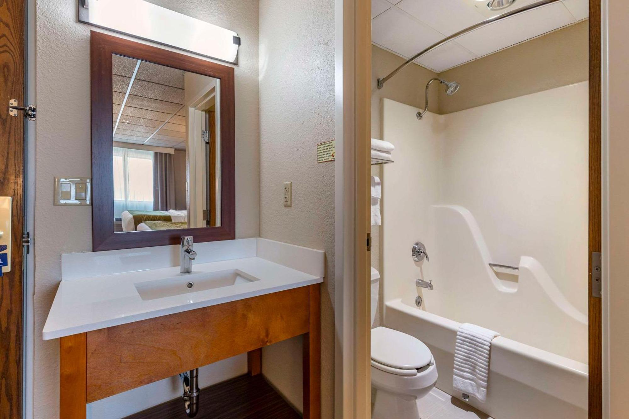 Comfort Inn & Suites Gateway To Glacier National Park Шелби Екстериор снимка