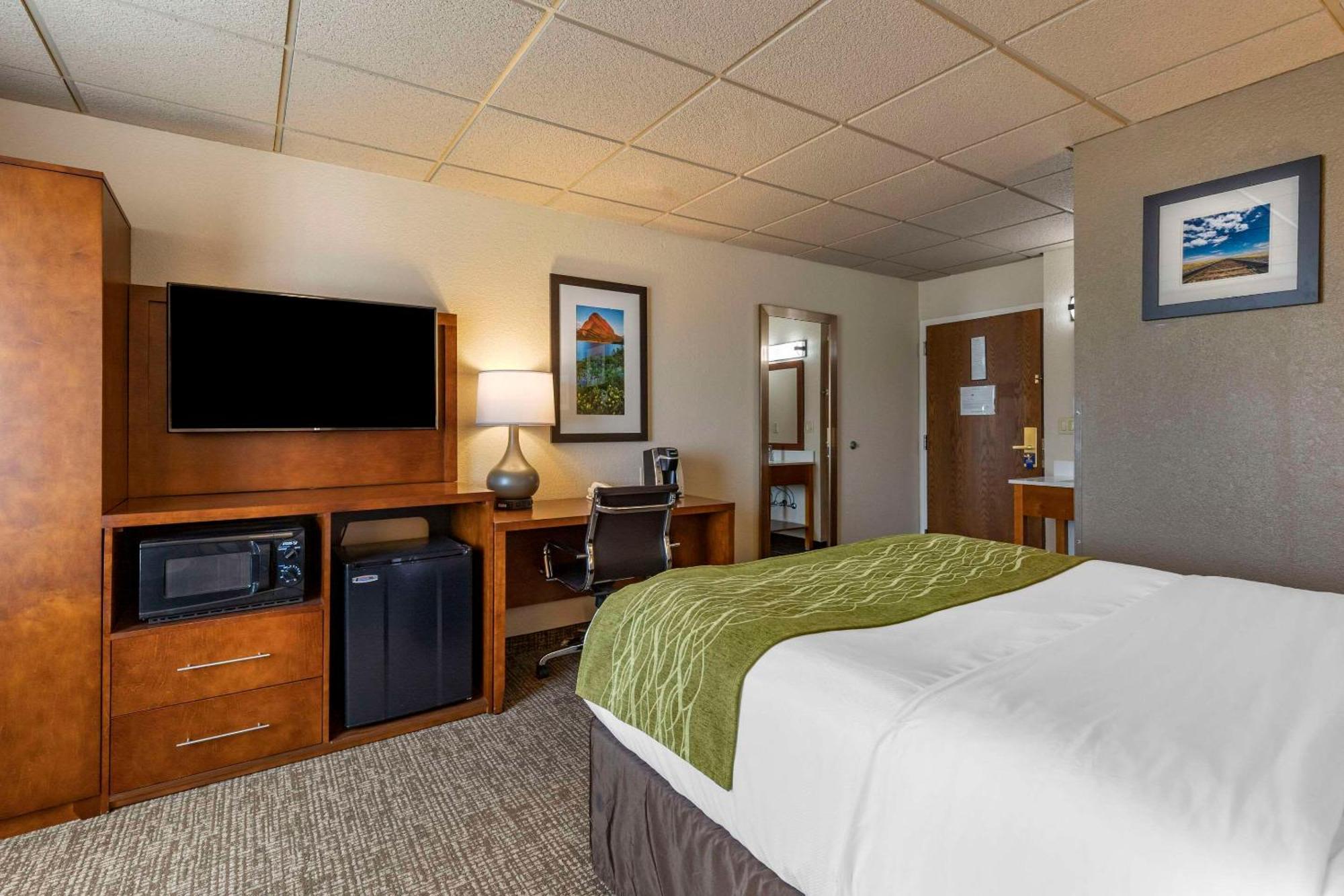 Comfort Inn & Suites Gateway To Glacier National Park Шелби Екстериор снимка