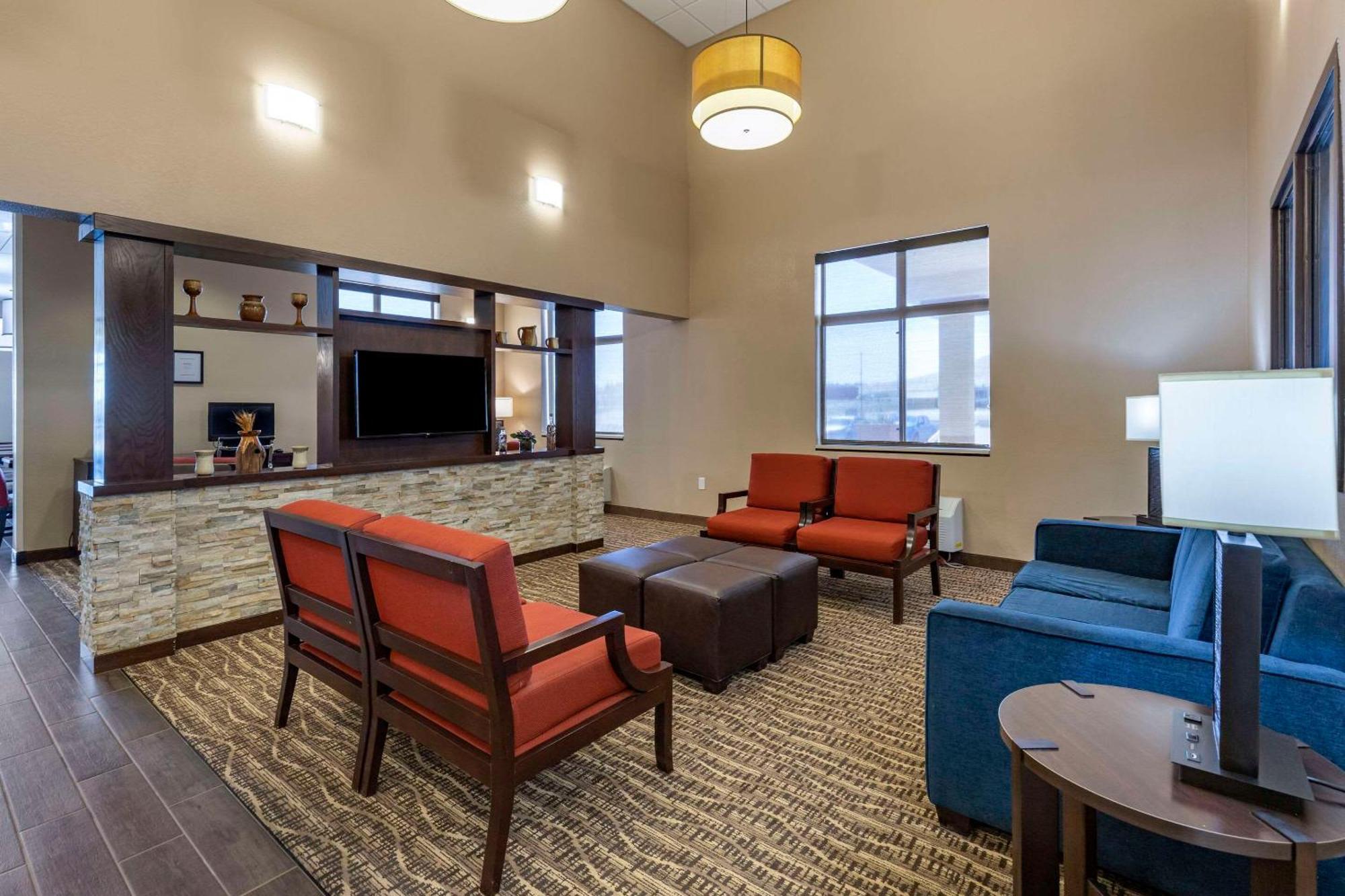 Comfort Inn & Suites Gateway To Glacier National Park Шелби Екстериор снимка